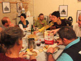 Moments de partage autour d'une paella 